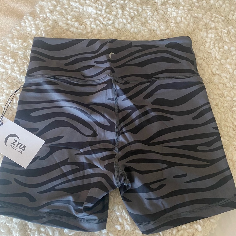 NWT in Bag ZYIA Light n Tight Hustle Shorts 4" Large Gray Safari ❣️